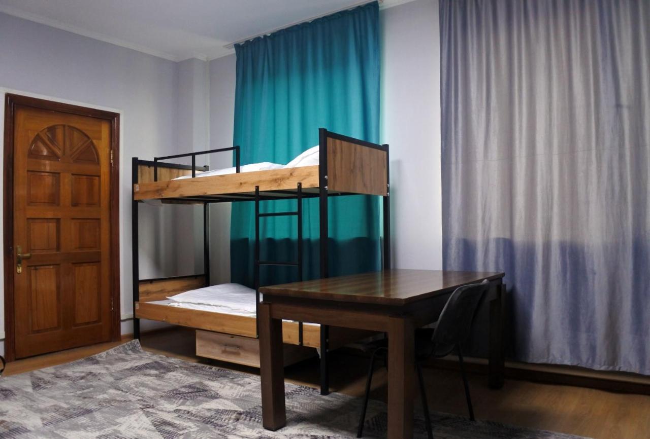 Almaty Backpackers Hostel Ngoại thất bức ảnh
